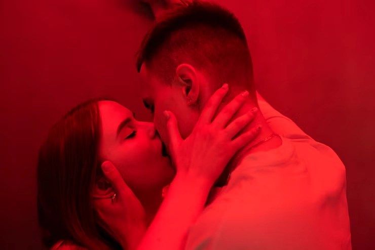 Vida nocturna en el club swinger