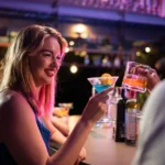 Cómo romper el hielo y conectar: club nocturno para hombres